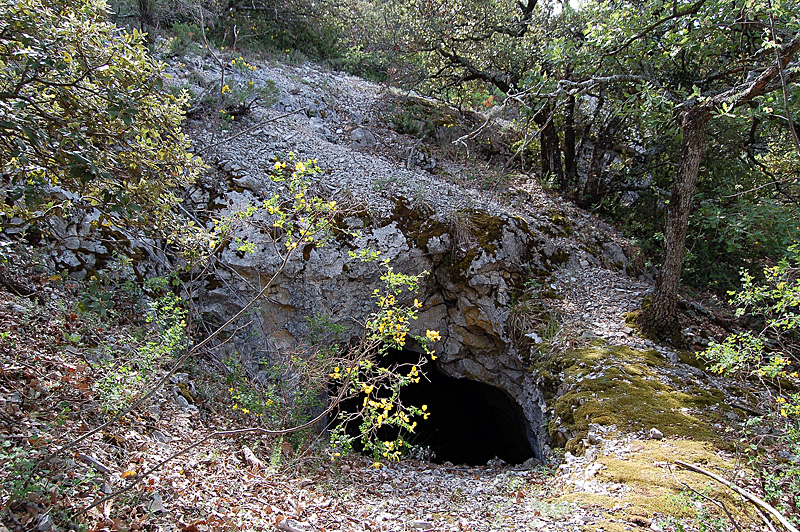 PLAISIANS Grotte des Rochers d'Egalière 001